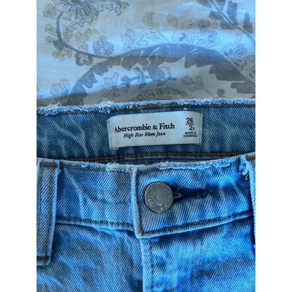 Abercrombie & Fitch high rise mom Jean (short) - Picture 3 of 4